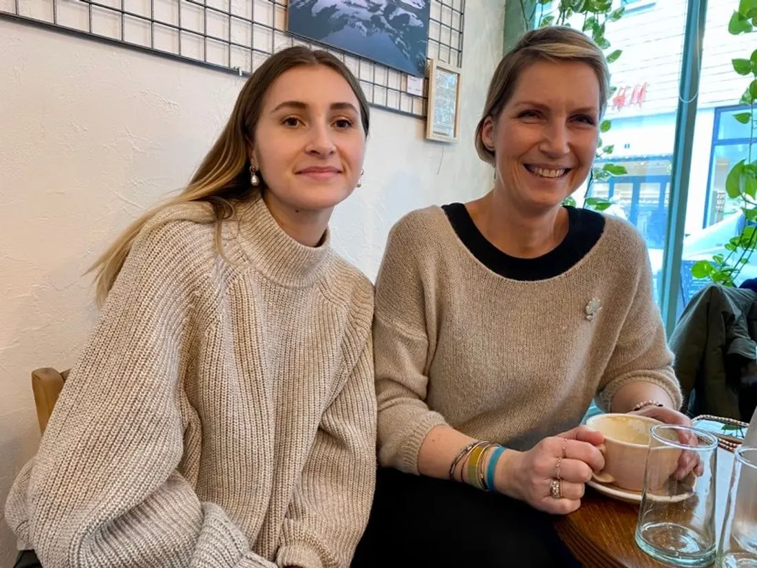 Cécile Van Den Broeke, à droite, créatrice des Petites Communautés et Léa, chargée de communication